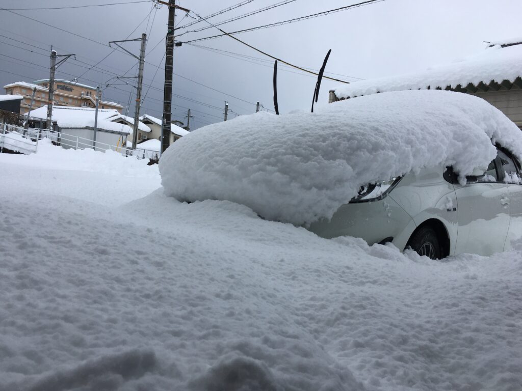 さらに雪に埋まった車