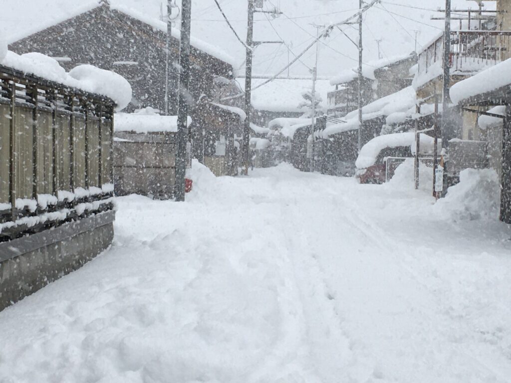 塚田事務所前の雪が積もった道路
