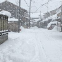 塚田事務所前の雪が積もった道路