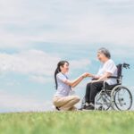 介護士と車椅子の高齢女性