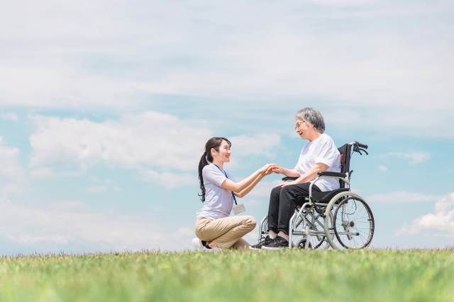 介護士と車椅子の高齢女性